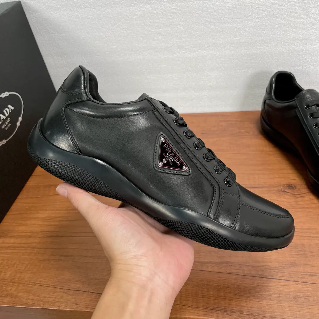 💰720 Code: YS003342 Prada/Prada men’s new leather sneakers. This sneaker is made of imported calf leather and is inspired by classic aesthetic concepts. The tongue is decorated with the recognizable P RADA MILANO embossed logo, the outside is decorated with the classic triangular metal enamel logo, and the all-metal enamel eyelets further enhance the style. Equipped with 3.5cm iconic red label lightweight elastic rubber soles, fabric and cowhide mixed lining, and silk-printed logo cowhide foot pads. The style is versatile and durable, comfortable and breathable, and comes with a full set of original packaging dust bags! Size: 39-40-41-42-43-44 Standard leather shoe size (45 can be customized but returns and exchanges are not supported) Item number: 2EE768 black